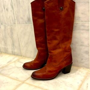 Frye Women Boot cognac color, Size 9.5